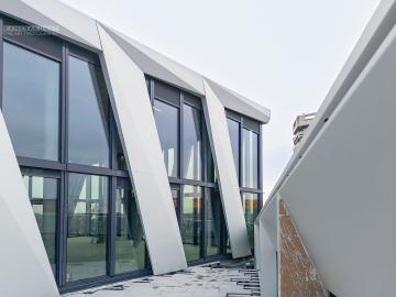 Foto mit Drohne: Fassadeninspektion mit Drohne zur Dokumentation der Fassadengestaltung bei Neubau eines Bürokomplexes