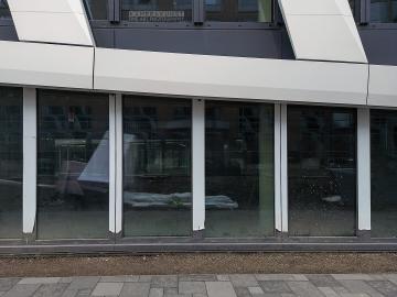 Foto mit Drohne: Fassadeninspektion mit Drohne zur Dokumentation der Fassadengestaltung bei Neubau eines Bürokomplexes