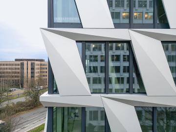 Foto mit Drohne: Fassadeninspektion mit Drohne zur Dokumentation der Fassadengestaltung bei Neubau eines Bürokomplexes