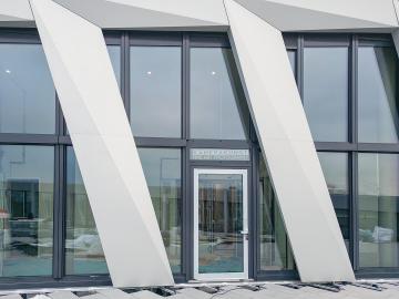 Foto mit Drohne: Fassadeninspektion mit Drohne zur Dokumentation der Fassadengestaltung bei Neubau eines Bürokomplexes