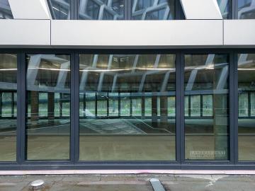 Foto mit Drohne: Fassadeninspektion mit Drohne zur Dokumentation der Fassadengestaltung bei Neubau eines Bürokomplexes