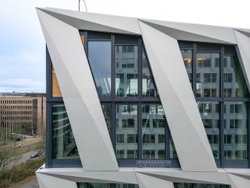 Foto mit Drohne: Fassadeninspektion mit Drohne zur Dokumentation der Fassadengestaltung bei Neubau eines Bürokomplexes