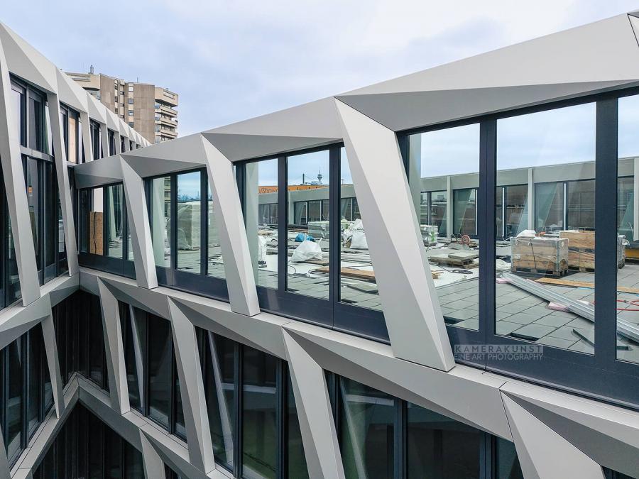 Fassadeninspektion mit Drohne zur Dokumentation der Fassadengestaltung bei Neubau eines Bürokomplexes