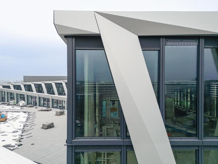 Fassadeninspektion mit Drohne zur Dokumentation der Fassadengestaltung bei Neubau eines Bürokomplexes