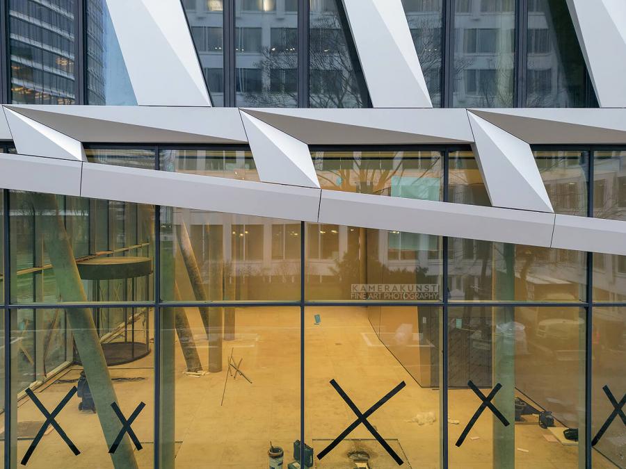 Fassadeninspektion mit Drohne zur Dokumentation der Fassadengestaltung bei Neubau eines Bürokomplexes