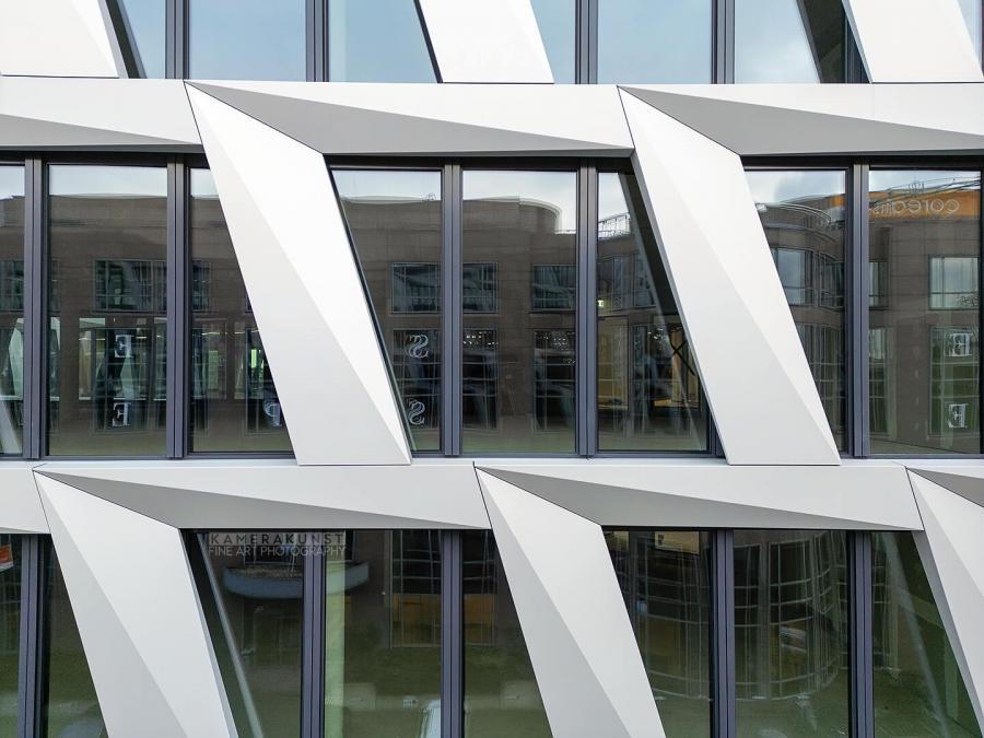 Fassadeninspektion mit Drohne zur Dokumentation der Fassadengestaltung bei Neubau eines Bürokomplexes