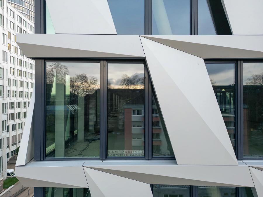 Fassadeninspektion mit Drohne zur Dokumentation der Fassadengestaltung bei Neubau eines Bürokomplexes