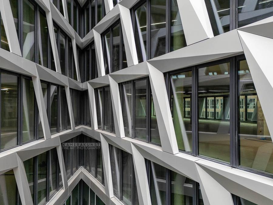 Fassadeninspektion mit Drohne zur Dokumentation der Fassadengestaltung bei Neubau eines Bürokomplexes