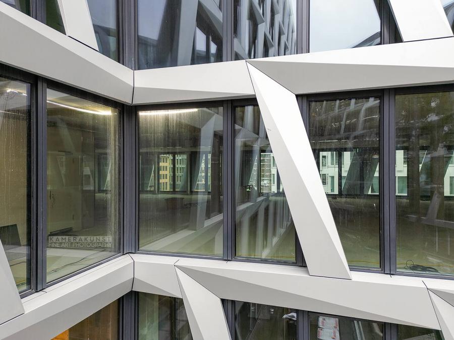 Fassadeninspektion mit Drohne zur Dokumentation der Fassadengestaltung bei Neubau eines Bürokomplexes