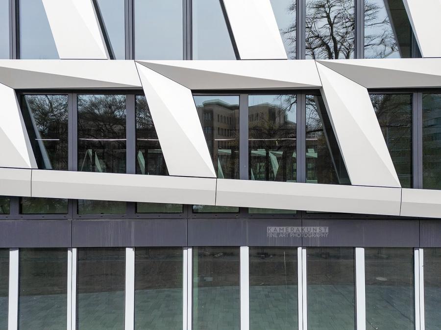 Fassadeninspektion mit Drohne zur Dokumentation der Fassadengestaltung bei Neubau eines Bürokomplexes