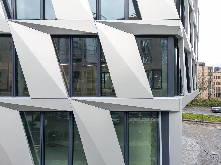 Fassadeninspektion mit Drohne zur Dokumentation der Fassadengestaltung bei Neubau eines Bürokomplexes