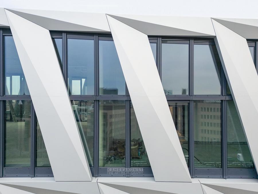 Fassadeninspektion mit Drohne zur Dokumentation der Fassadengestaltung bei Neubau eines Bürokomplexes