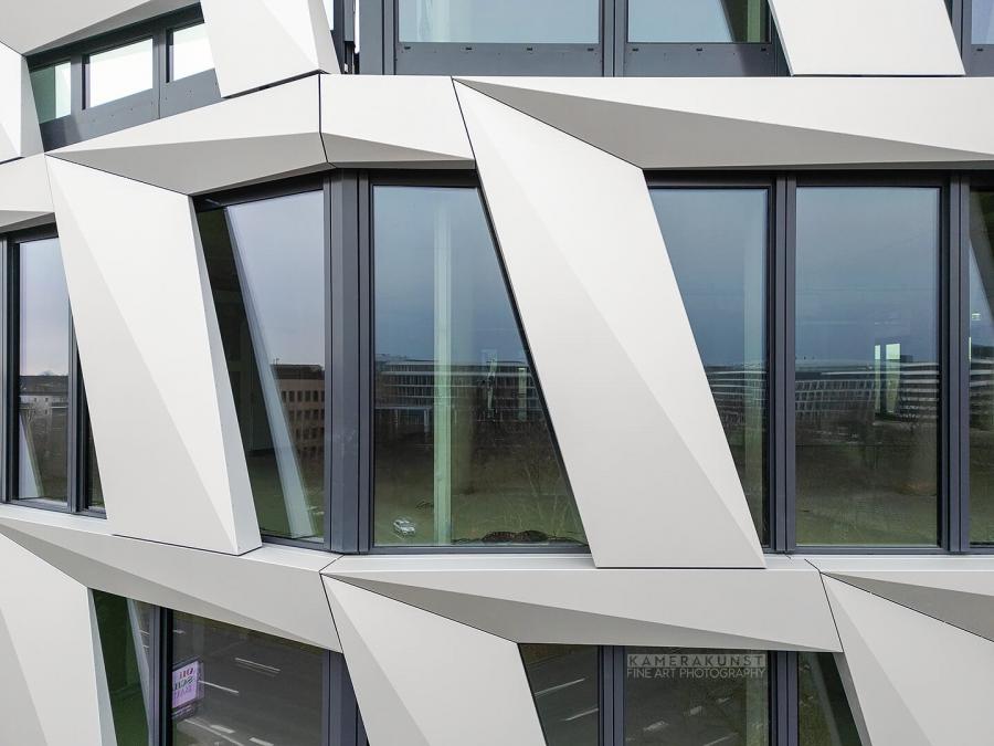 Fassadeninspektion mit Drohne zur Dokumentation der Fassadengestaltung bei Neubau eines Bürokomplexes