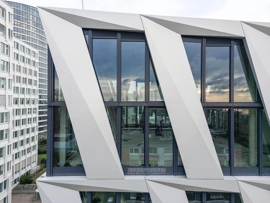 Fassadeninspektion mit Drohne zur Dokumentation der Fassadengestaltung bei Neubau eines Bürokomplexes
