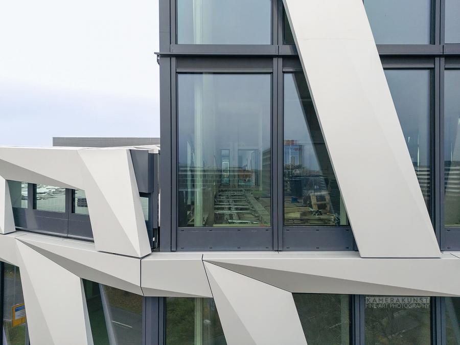 Fassadeninspektion mit Drohne zur Dokumentation der Fassadengestaltung bei Neubau eines Bürokomplexes