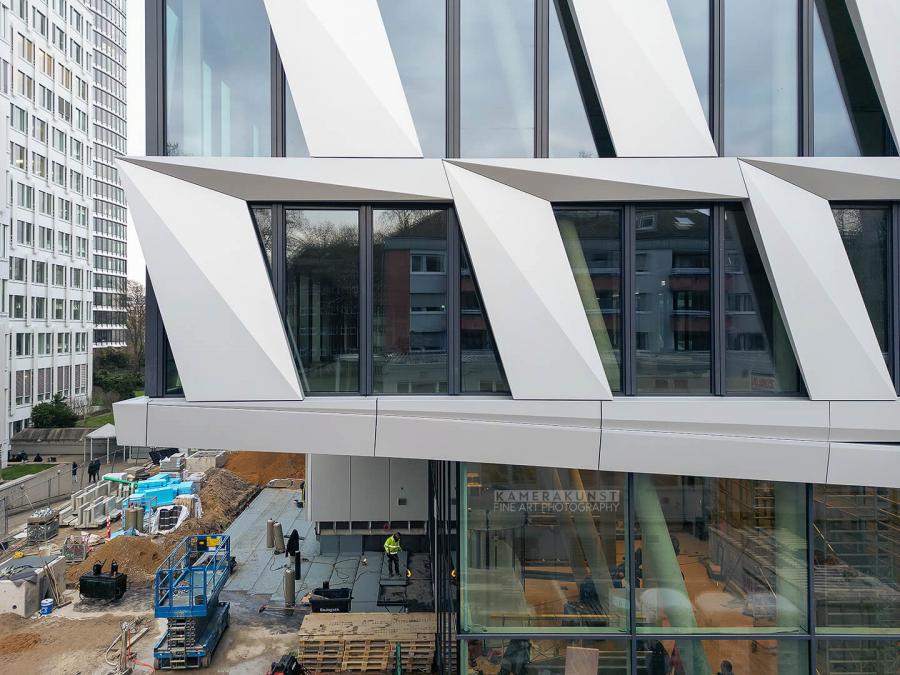 Fassadeninspektion mit Drohne zur Dokumentation der Fassadengestaltung bei Neubau eines Bürokomplexes