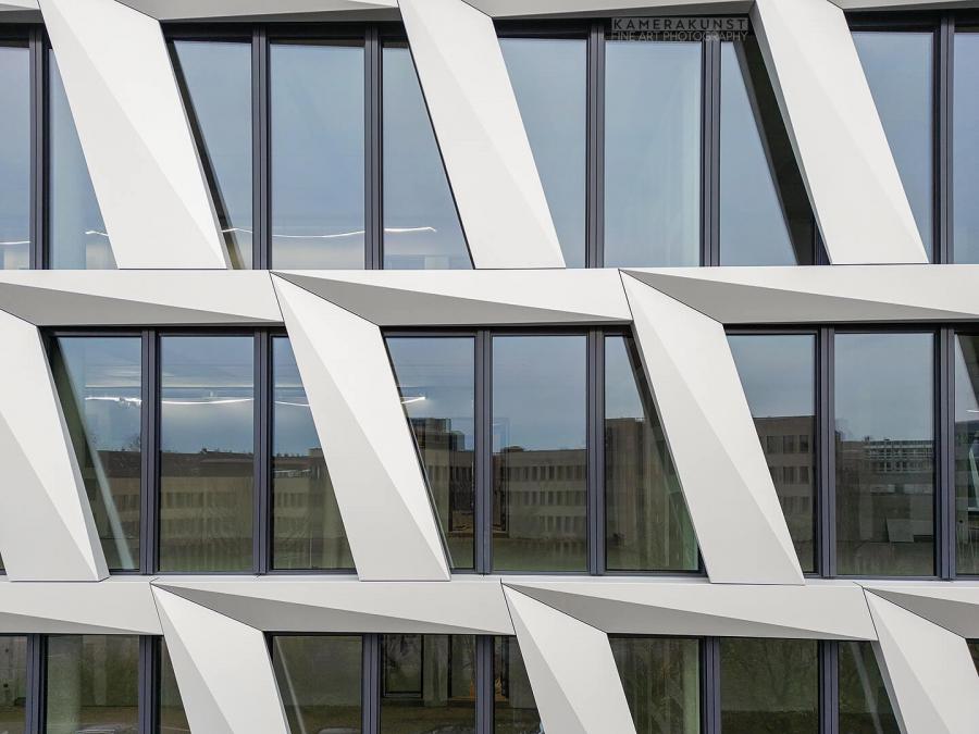 Fassadeninspektion mit Drohne zur Dokumentation der Fassadengestaltung bei Neubau eines Bürokomplexes