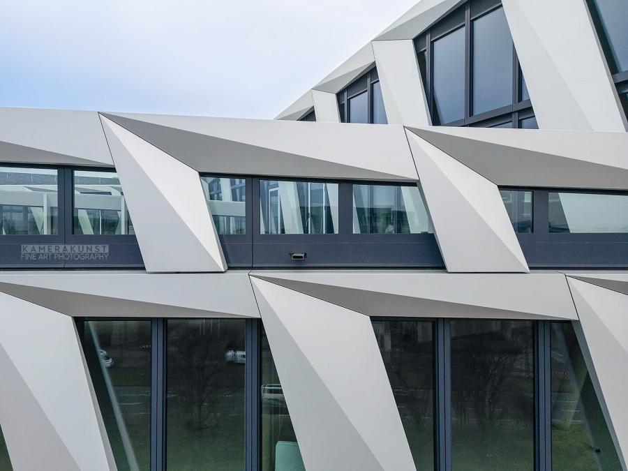 Fassadeninspektion mit Drohne zur Dokumentation der Fassadengestaltung bei Neubau eines Bürokomplexes