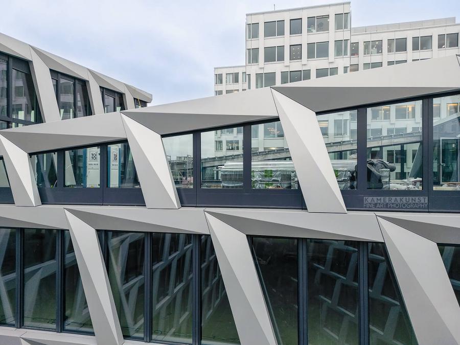 Fassadeninspektion mit Drohne zur Dokumentation der Fassadengestaltung bei Neubau eines Bürokomplexes