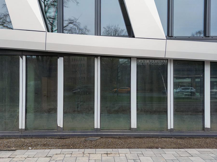 Fassadeninspektion mit Drohne zur Dokumentation der Fassadengestaltung bei Neubau eines Bürokomplexes