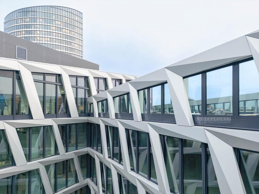 Fassadeninspektion mit Drohne zur Dokumentation der Fassadengestaltung bei Neubau eines Bürokomplexes
