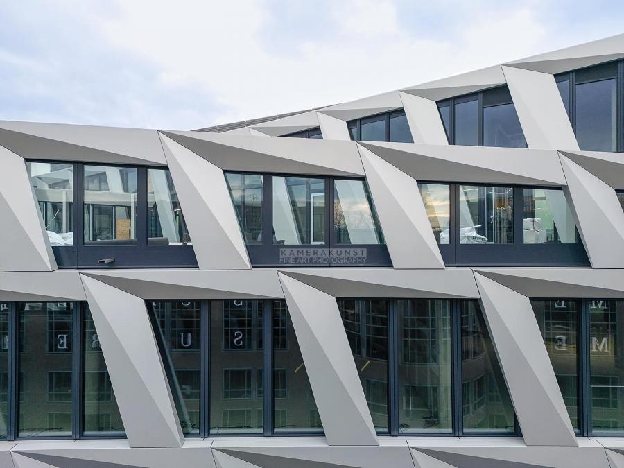 Fassadeninspektion mit Drohne zur Dokumentation der Fassadengestaltung bei Neubau eines Bürokomplexes