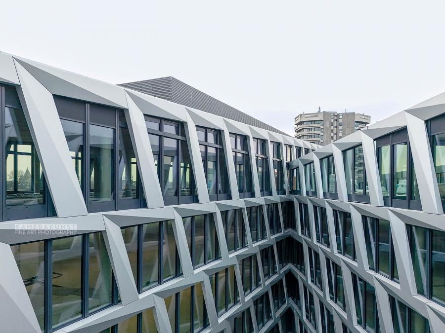 Fassadeninspektion mit Drohne zur Dokumentation der Fassadengestaltung bei Neubau eines Bürokomplexes