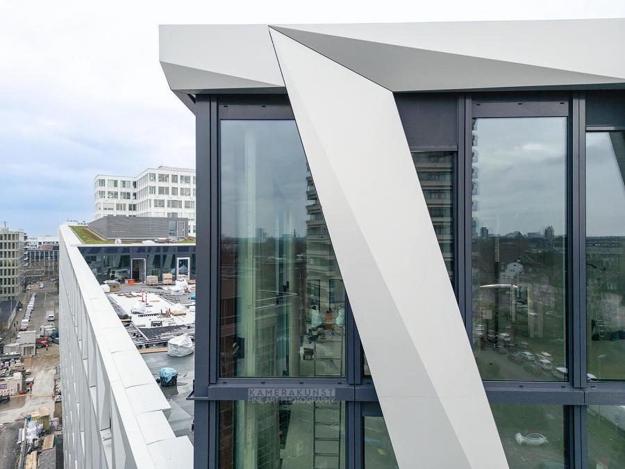 Fassadeninspektion mit Drohne zur Dokumentation der Fassadengestaltung bei Neubau eines Bürokomplexes