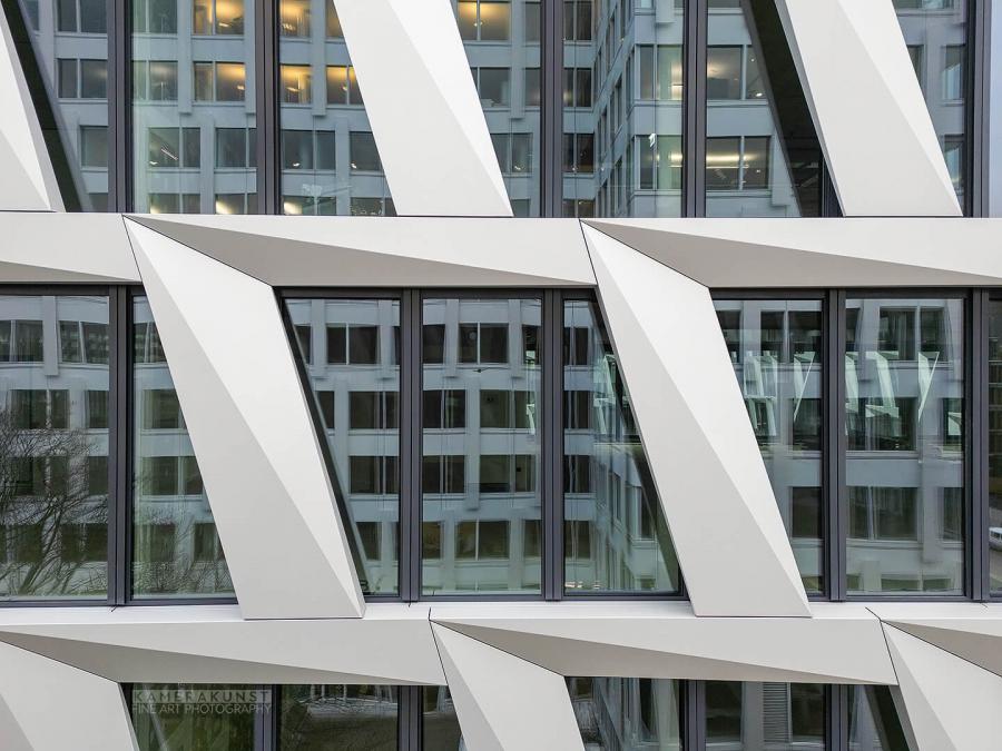 Hochauflösende Luftaufnahmen bei Fassadeninspektion mit Drohne