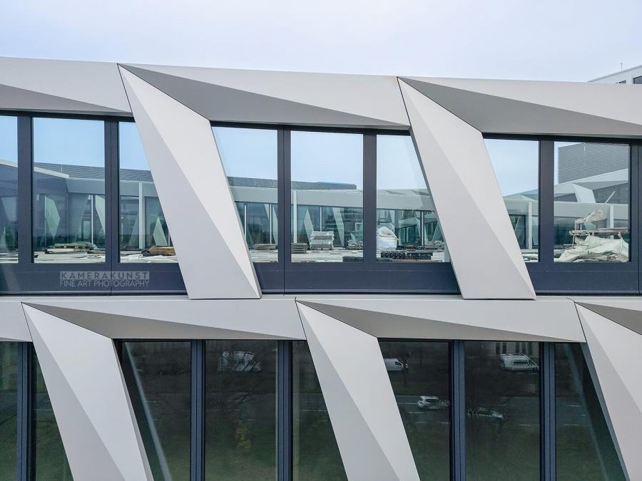 Fassadeninspektion mit Drohne zur Dokumentation der Fassadengestaltung bei Neubau eines Bürokomplexes