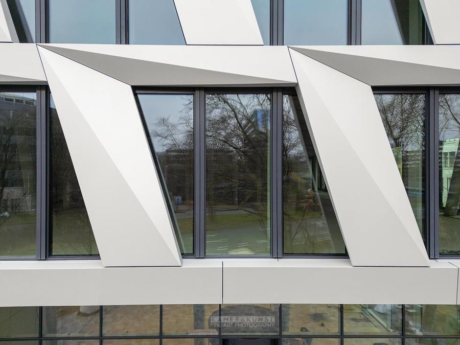 Fassadeninspektion mit Drohne zur Dokumentation der Fassadengestaltung bei Neubau eines Bürokomplexes