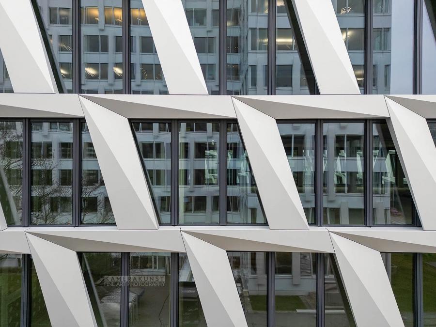 Fassadeninspektion mit Drohne zur Dokumentation der Fassadengestaltung bei Neubau eines Bürokomplexes