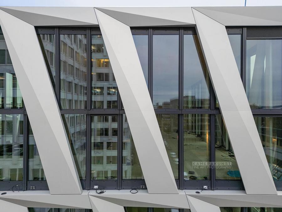 Fassadeninspektion mit Drohne zur Dokumentation der Fassadengestaltung bei Neubau eines Bürokomplexes