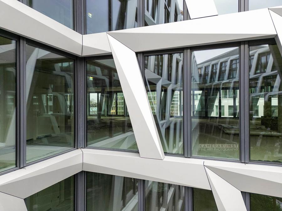 Fassadeninspektion mit Drohne zur Dokumentation der Fassadengestaltung bei Neubau eines Bürokomplexes