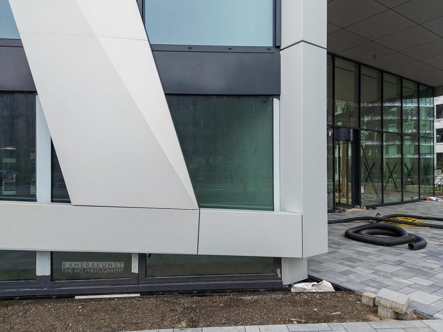 Fassadeninspektion mit Drohne zur Dokumentation der Fassadengestaltung bei Neubau eines Bürokomplexes