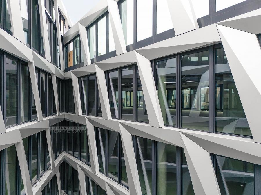 Fassadeninspektion mit Drohne zur Dokumentation der Fassadengestaltung bei Neubau eines Bürokomplexes