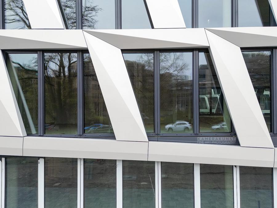 Fassadeninspektion mit Drohne zur Dokumentation der Fassadengestaltung bei Neubau eines Bürokomplexes