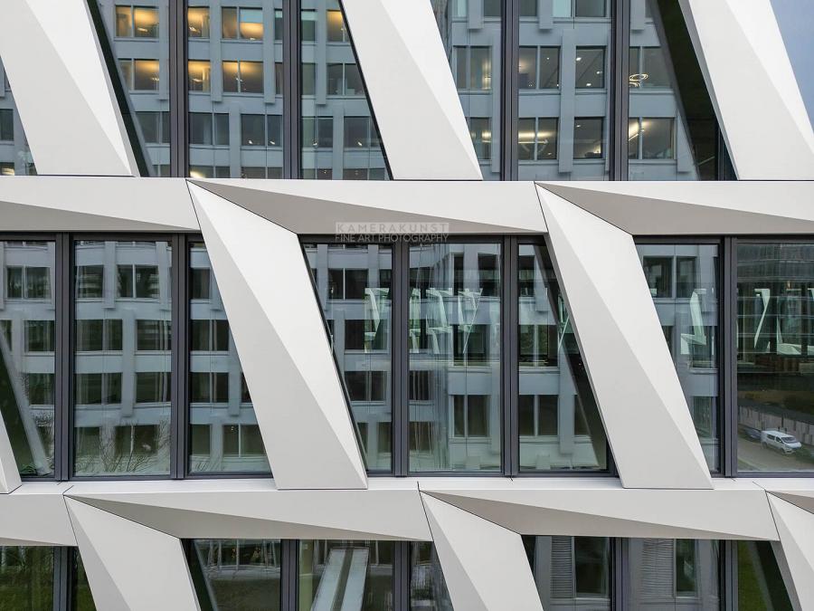 Fassadeninspektion mit Drohne zur Dokumentation der Fassadengestaltung bei Neubau eines Bürokomplexes