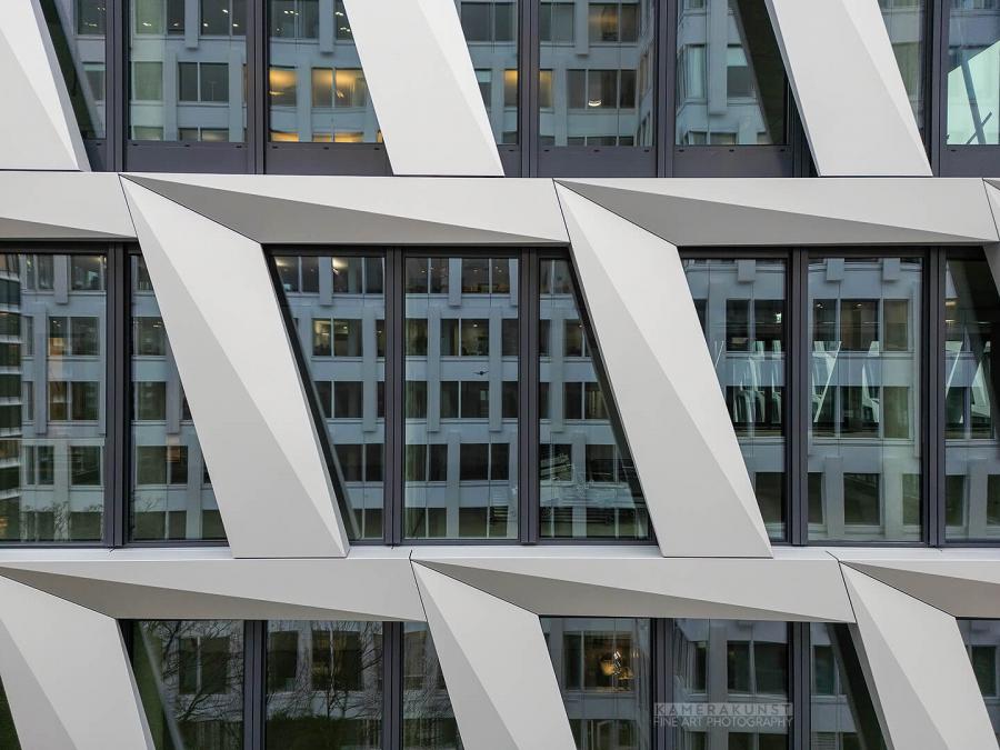 Fassadeninspektion mit Drohne zur Dokumentation der Fassadengestaltung bei Neubau eines Bürokomplexes
