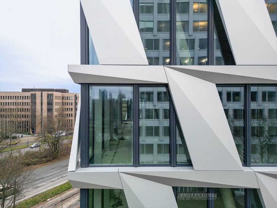 Fassadeninspektion mit Drohne zur Dokumentation der Fassadengestaltung bei Neubau eines Bürokomplexes