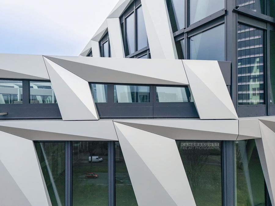 Fassadeninspektion mit Drohne zur Dokumentation der Fassadengestaltung bei Neubau eines Bürokomplexes
