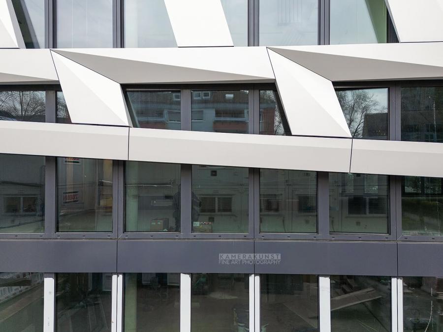 Fassadeninspektion mit Drohne zur Dokumentation der Fassadengestaltung bei Neubau eines Bürokomplexes