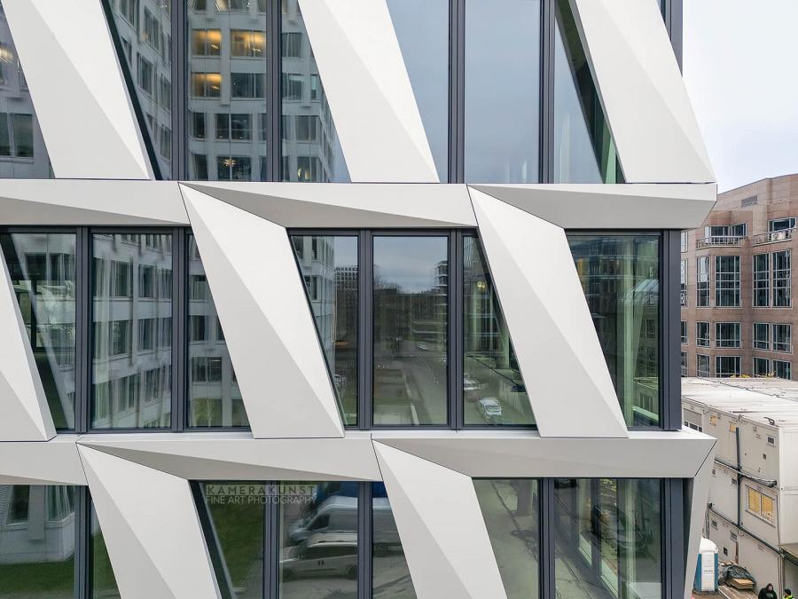 Fassadeninspektion mit Drohne zur Dokumentation der Fassadengestaltung bei Neubau eines Bürokomplexes