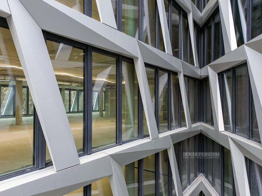 Fassadeninspektion mit Drohne zur Dokumentation der Fassadengestaltung bei Neubau eines Bürokomplexes
