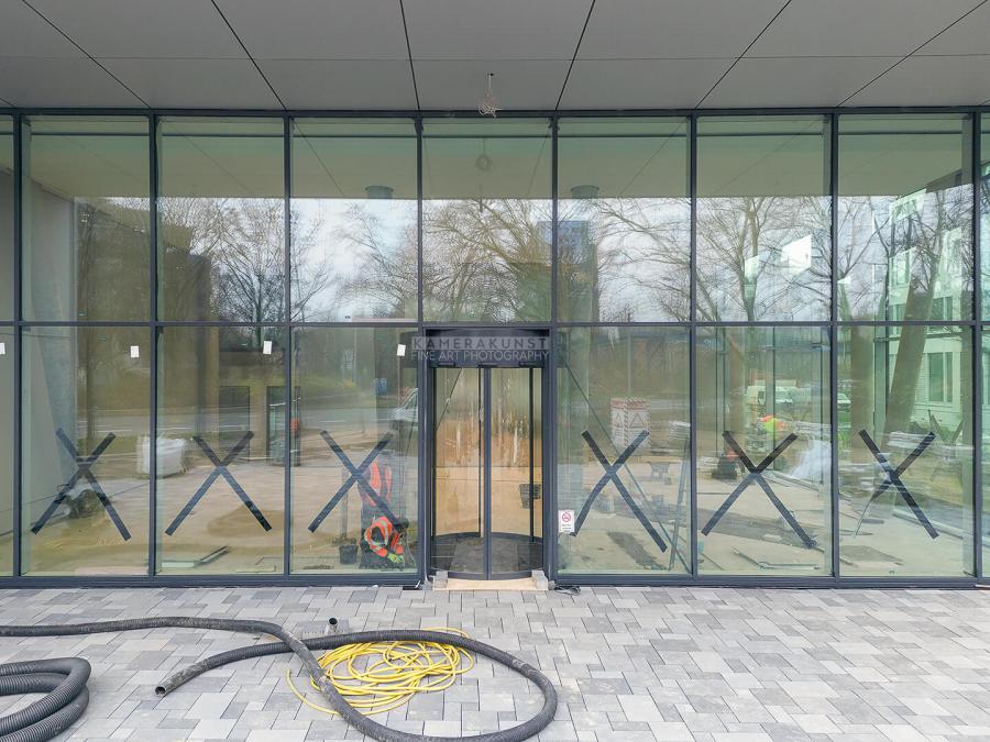 Fassadeninspektion mit Drohne zur Dokumentation der Fassadengestaltung bei Neubau eines Bürokomplexes