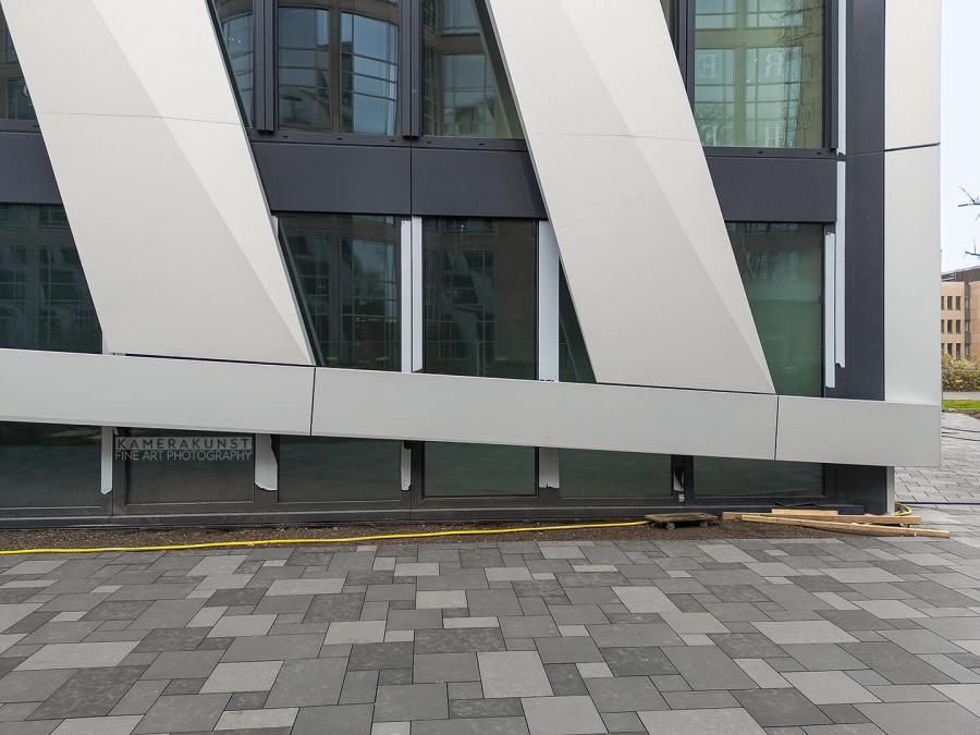 Fassadeninspektion mit Drohne zur Dokumentation der Fassadengestaltung bei Neubau eines Bürokomplexes