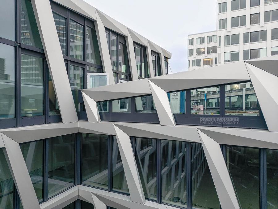 Fassadeninspektion mit Drohne zur Dokumentation der Fassadengestaltung bei Neubau eines Bürokomplexes
