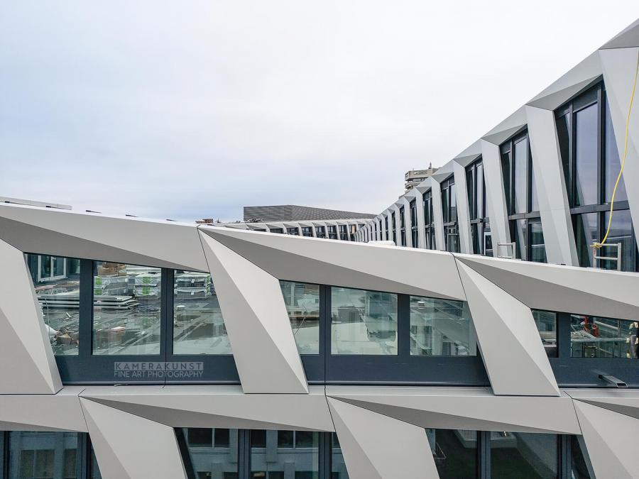 Fassadeninspektion mit Drohne zur Dokumentation der Fassadengestaltung bei Neubau eines Bürokomplexes