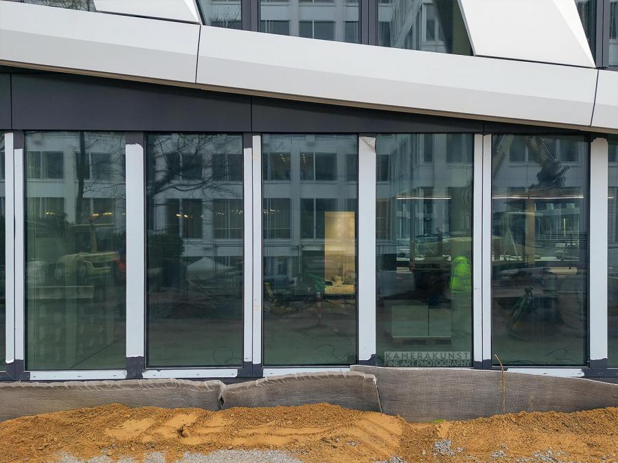 Fassadeninspektion mit Drohne zur Dokumentation der Fassadengestaltung bei Neubau eines Bürokomplexes