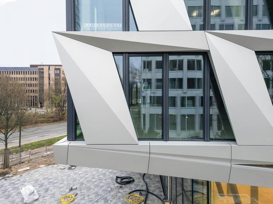 Fassadeninspektion mit Drohne zur Dokumentation der Fassadengestaltung bei Neubau eines Bürokomplexes